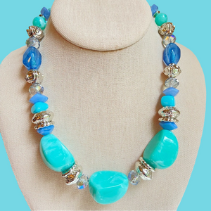 Chunky acrylic beaded necklace single strand in blue aqua and silvertone